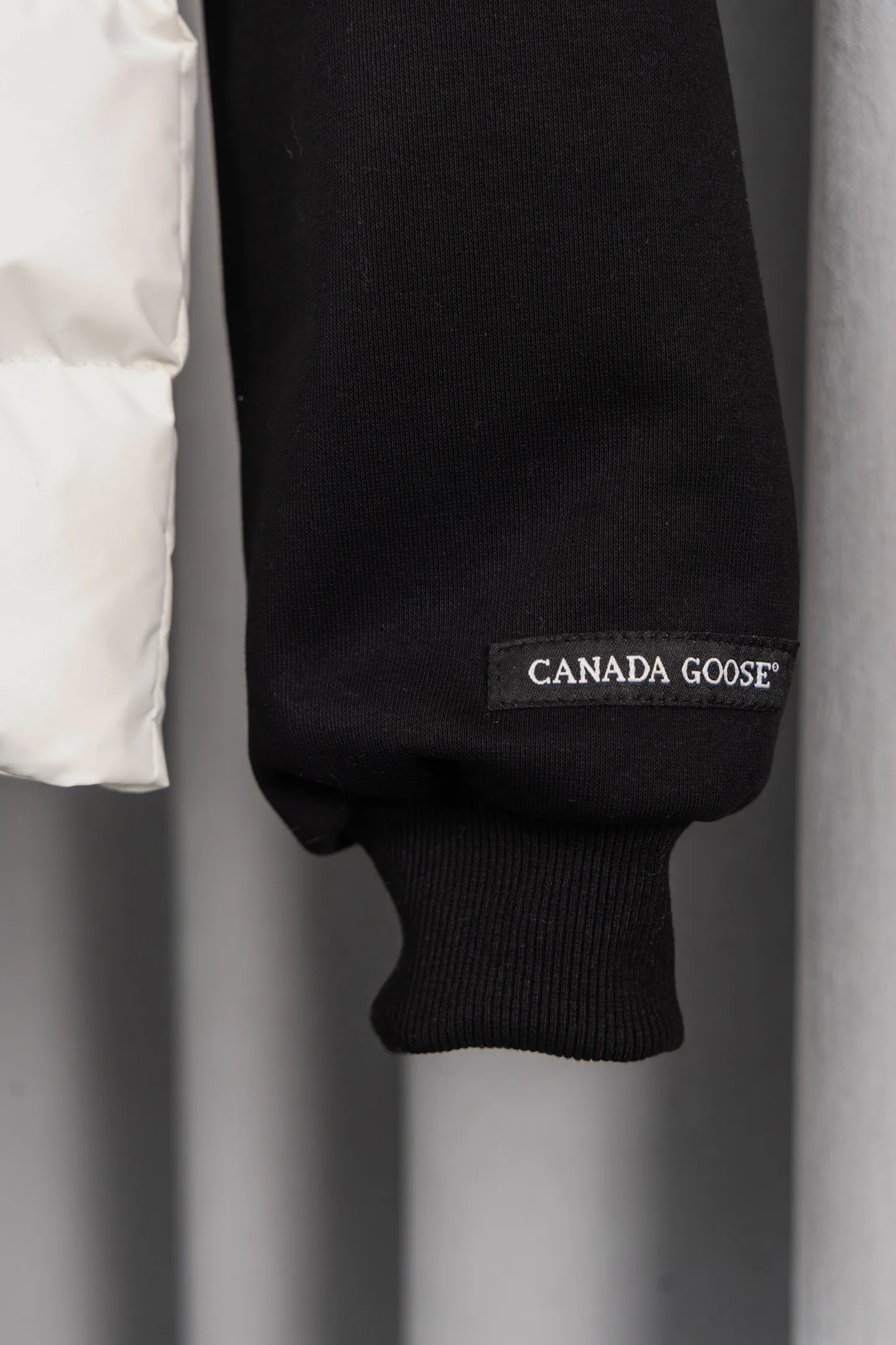 P380 Canada Goose, the new Canadian brand, has always been recognized as the warmest down jacket. It is often worn by various Instagram celebrities, Internet celebrities, and celebrities for street photos. I make Canada Goose every year, but I still can’t get rid of my love for it. No matter how cold the days are, there is no need to be afraid, because there is! It is the legendary warmest down jacket and is known as a must-have for Arctic outdoor sports! The most popular down jacket in the world, celebrities are rushing to buy it, it is a must-have! Same style for men and women Sizes: S-XL